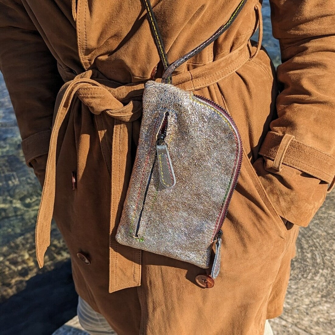 recto clutch paillettes nacrées en cuir porté en bandoulière avec son cordon en cuir