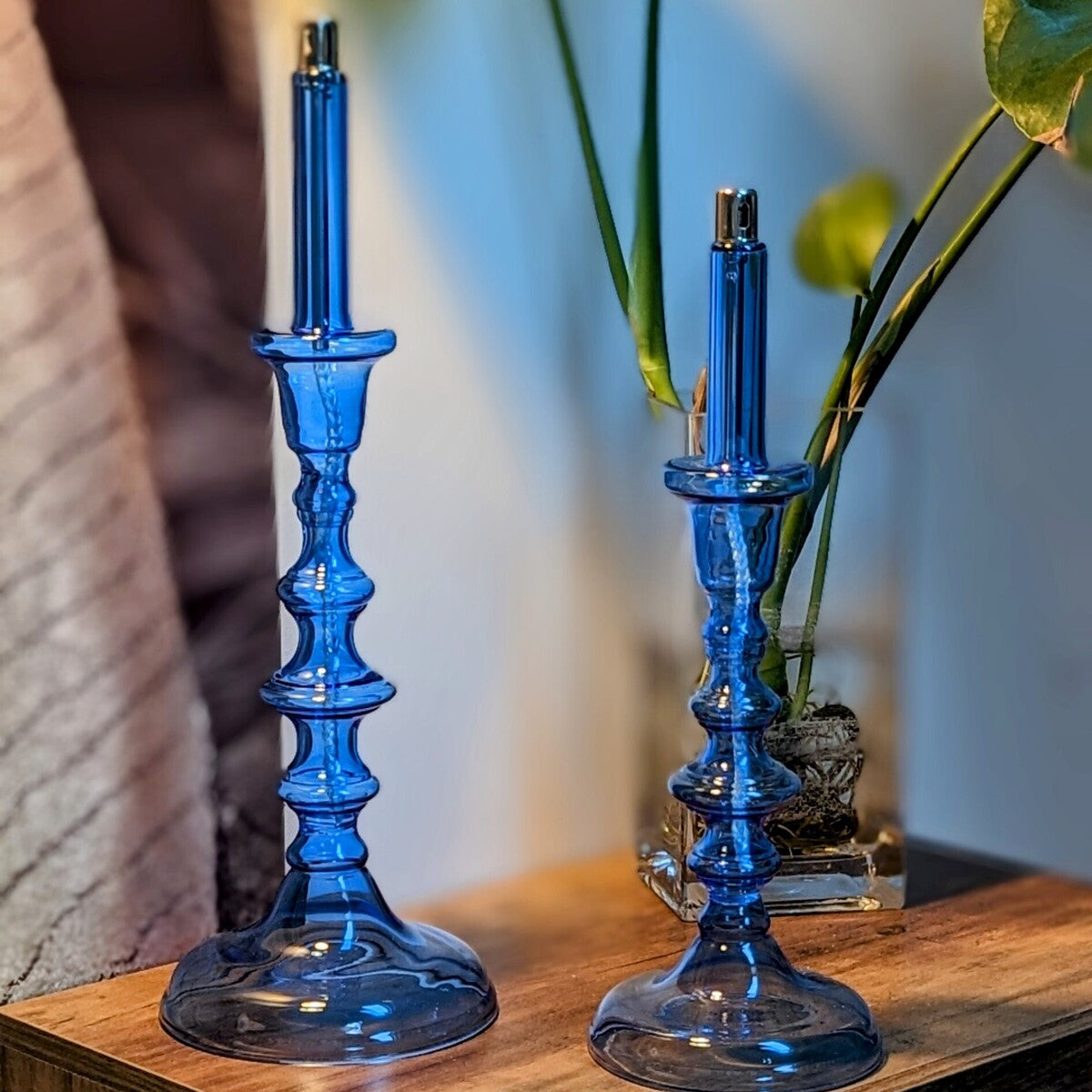 lampe à huile en verre bleu transparent en 2 tailles S et L avec sa mèche en coton, fait artisanalement
