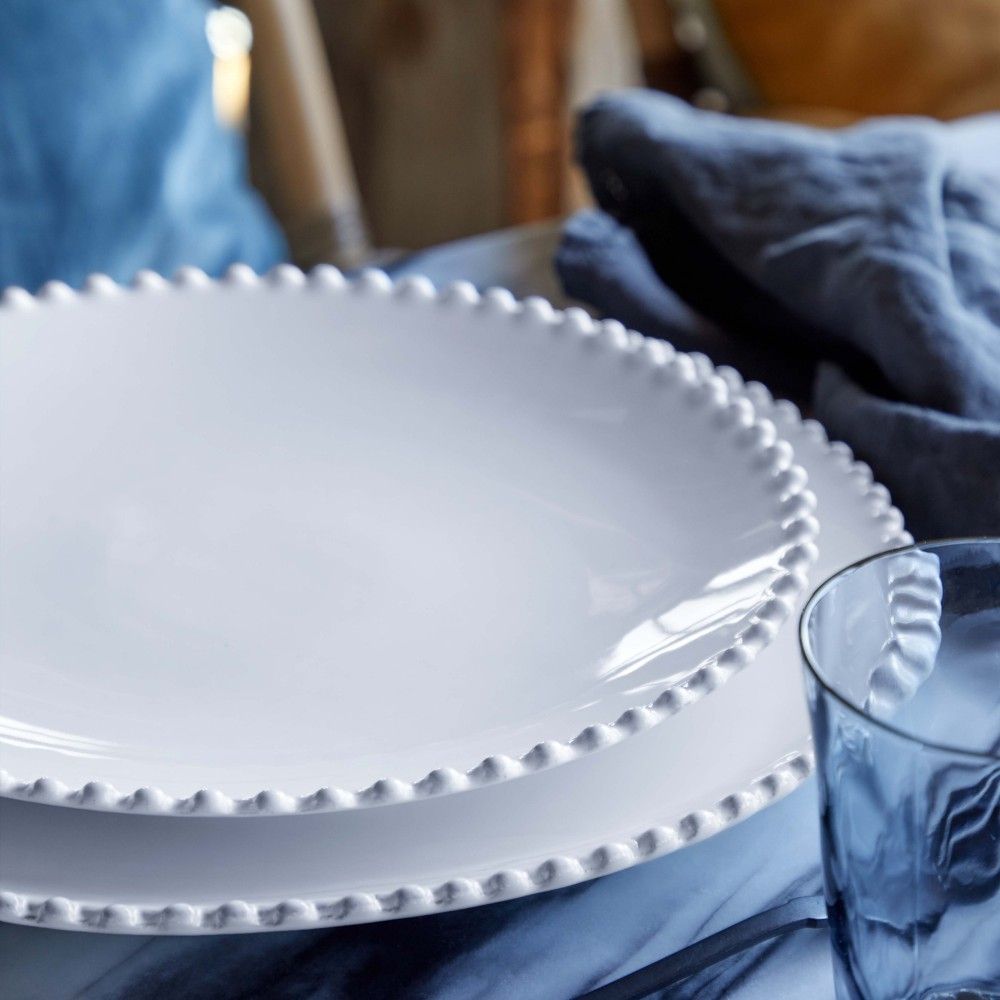 Assiette à dessert blanche avec des perles sur son rebord- maison gabin décoration
