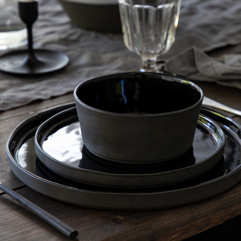 un bol à soupe ou à céréales d14cm en écogres noir présenté sur une assiette à diner et à dessert- maison gabin decoration