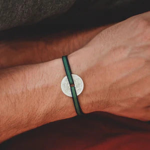 un bracelet français fait avec le sou et un cordon élastique ajustable marron et noir