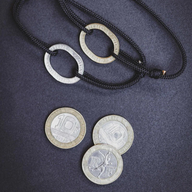bracelet en cordon de coton noir avec une pièce de 10 francs trouée - maison gabin décoration