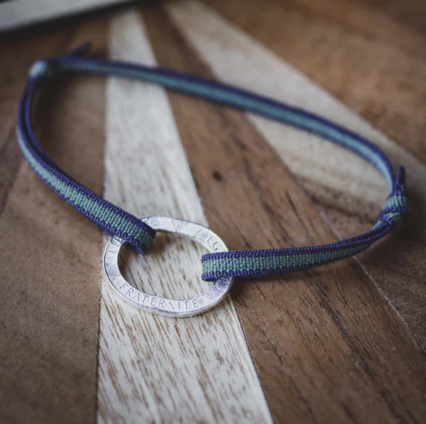 bracelet élastique en coton vert et noir avec une pièce de monnaie de 10 francs - maison gabin décoration