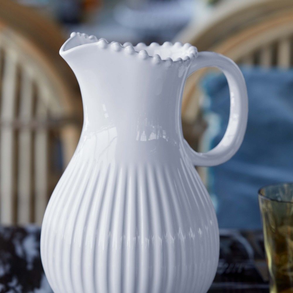 une carafe d'eau blanche chic et généreuse, striée, à anse avec des perles sur le rebord- maison gabin decoration