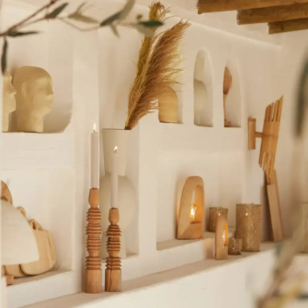 l'image montre des chandeliers en bois de manguier de taillles différentes dans une ambiance bohème avec des objets en matière naturelle.