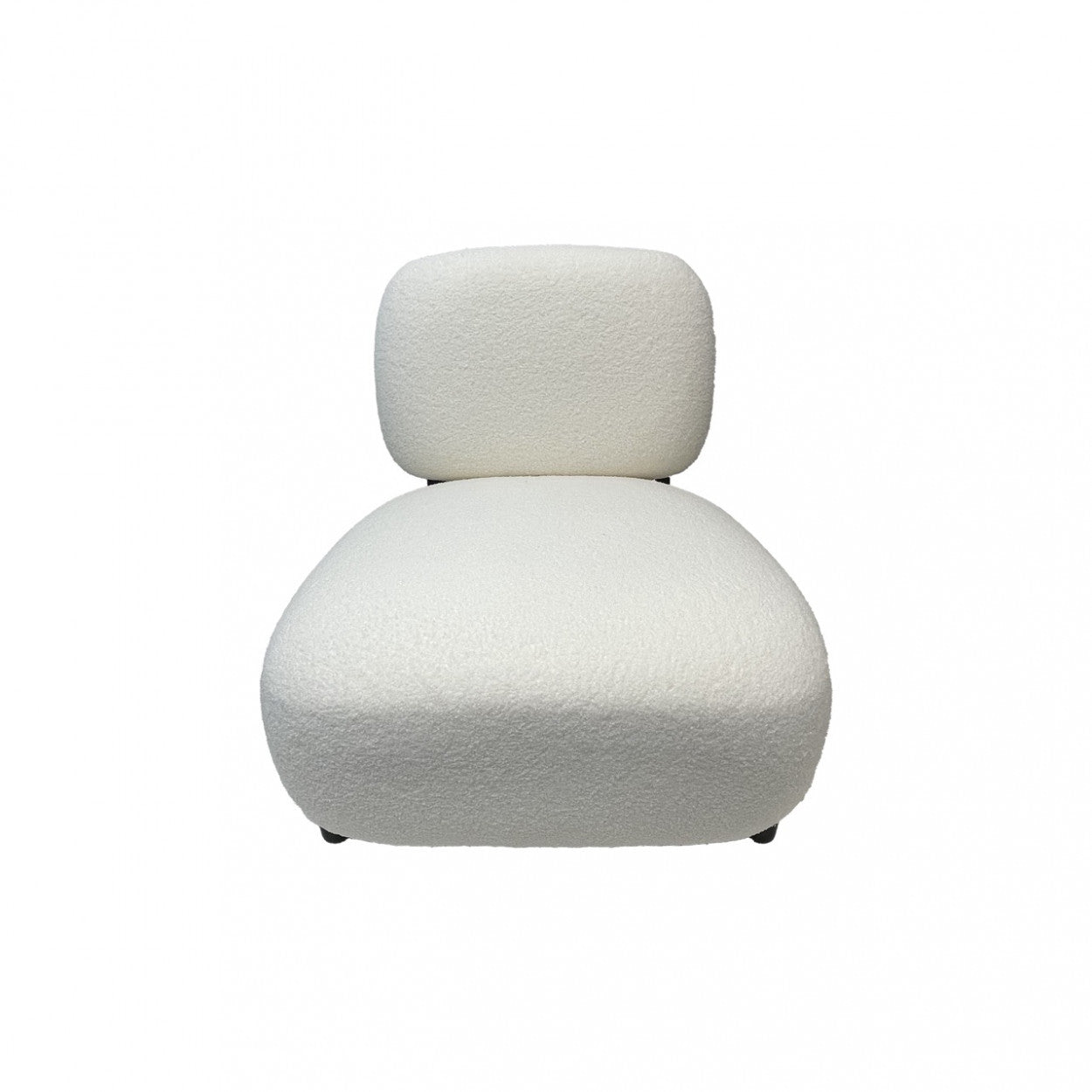 une chauffeuse vue de face montrant le dossier et l'assise du fauteuil en tissu bouclette blanc. maison gabin décoration