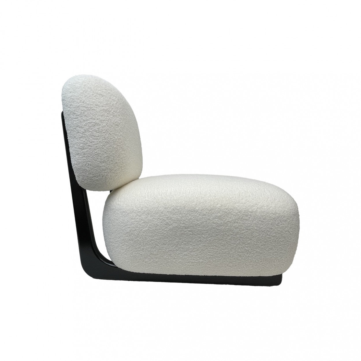 chauffeuse vue de profil montrant l'assise et le dossier en tissu bouclette et structure en bois - maison gabin décoration