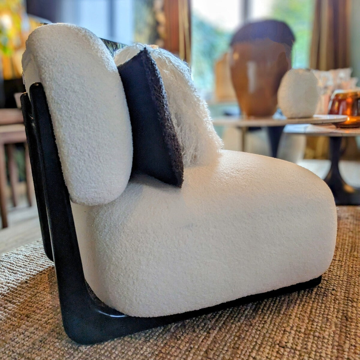 chauffeuse en tissu bouclette blanc en lin renforcée par une armature en bois, assise profonde et rembourrée