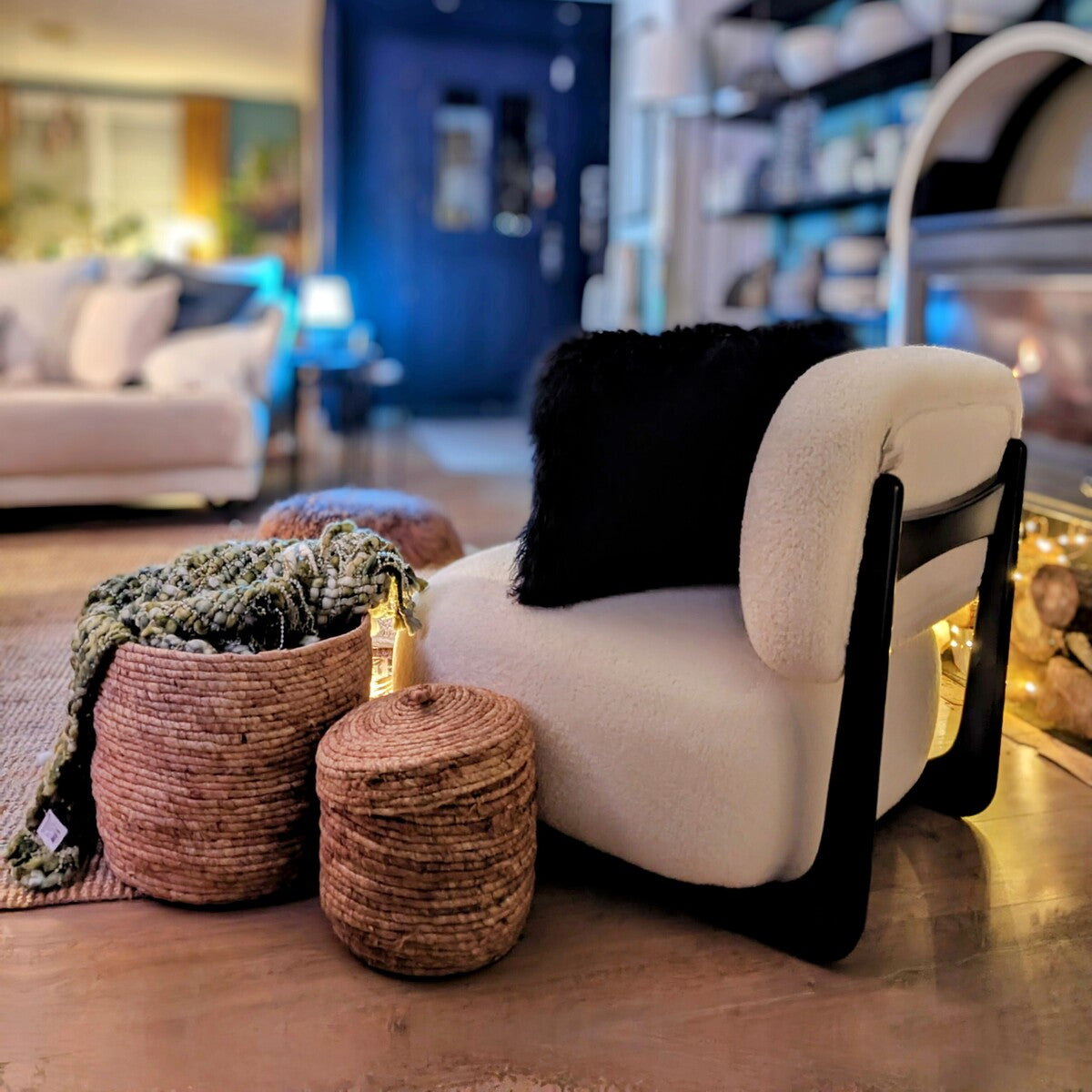 fauteuil en tissu bouclette blanc et une struture en bois foncé profonde et confortable