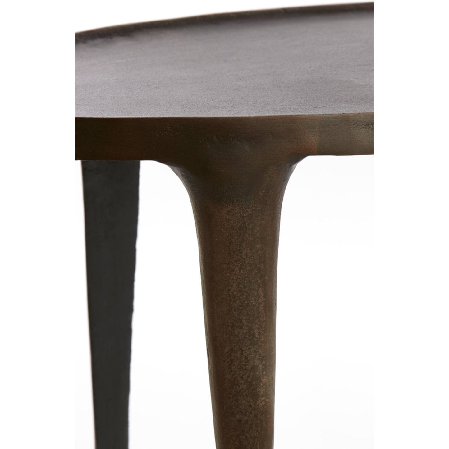 zoom sur le plateau en métal de la petite table d'appoint