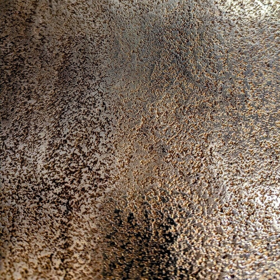 zoom sur le plateau en métal martelé doré et noir d'un console gigogne en métal