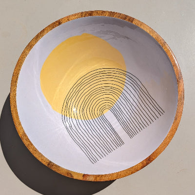 coupelle en bois exotique décorée d'un large rond jaune et d'un motif géométrique - maison gabin décoration