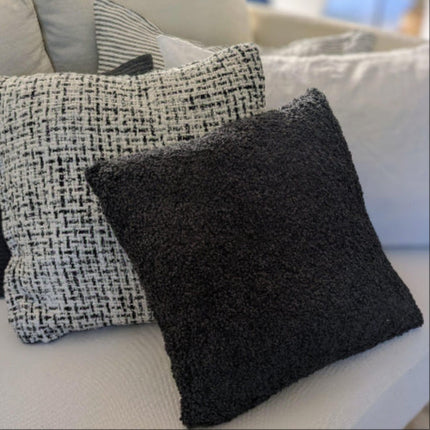 coussin en bouclettes noir carré 40x40cm, tissu synthétique - maison gabin décoration