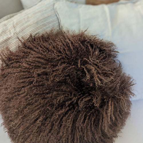 coussin brun rond D40cm aux longs poils naturels de mouton sublimera votre canapé- maison gabin décoration