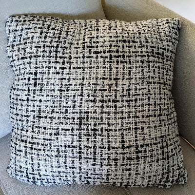 coussin au format carré 50x50cm chiné noir et blanc, effet tweed, donnera de l'élégance à votre salon - maison gabin décoration