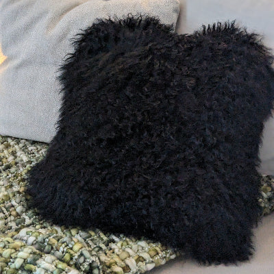 coussin noir carré en poils de mouton naturels 40x40cm doux et élégant - maison gabin décoration