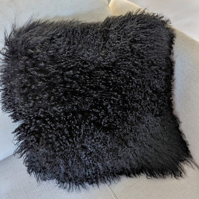 coussin carré 40x40cm en poils naturels de mouton longs et frisés, noir - maison gabin décoration