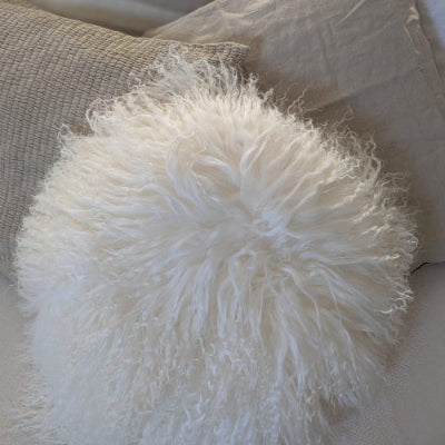 coussin blanc d40cm en poils longs naturels de mouton tibétain - maison gabin décoration