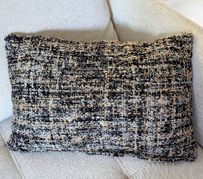 coussin rectangulaire 40x60cm chiné noir et beige, effet tweed, très élégant et confortable sur votre canapé - maison gabin décoration