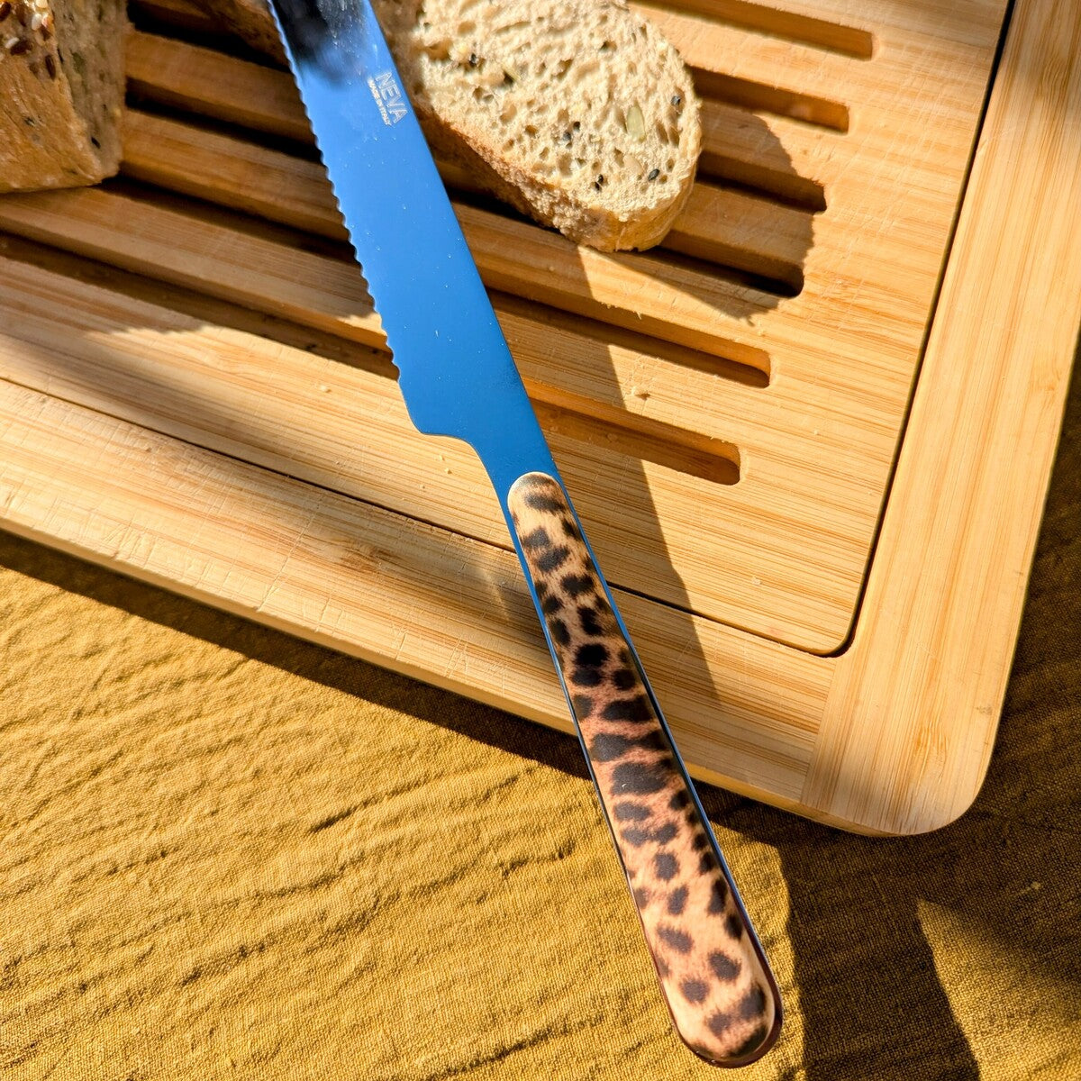 couteau à pain, à panettone, à couper le cake avec un manche imprimé léopard - maison gabin décoration