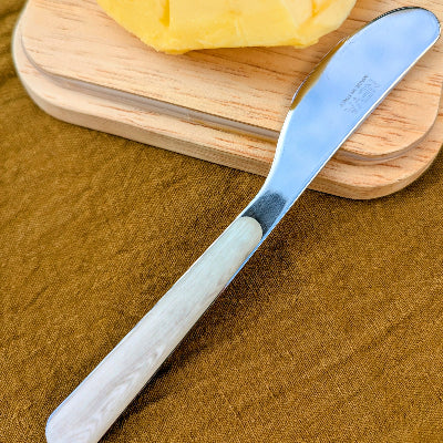 couteau à beurre avec manche imprimé bois blanchi. Lame en inox