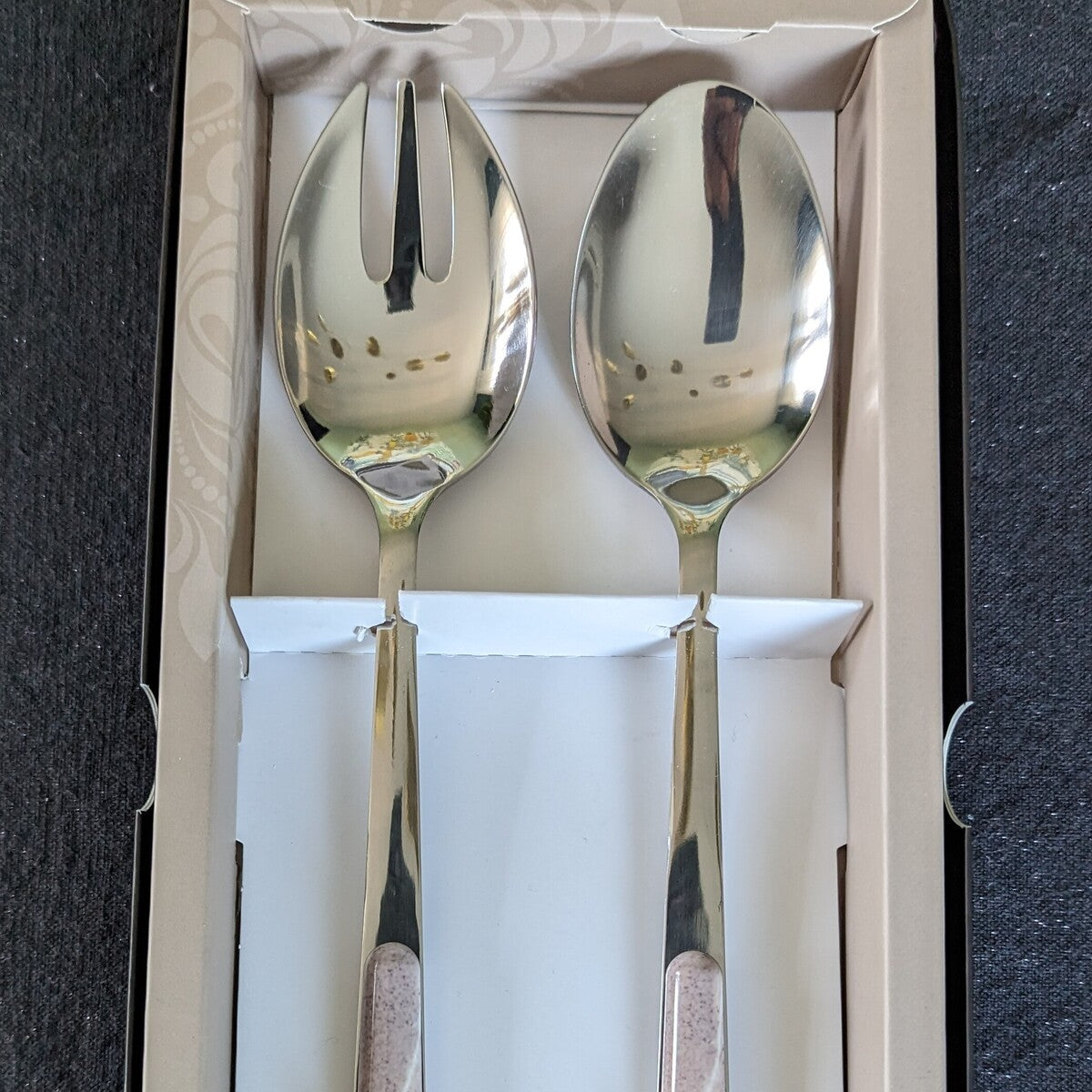 set à salade est présenté dans une boite, Cette grande cuillère et sa fourchette seront idéales pour servir vos salades.