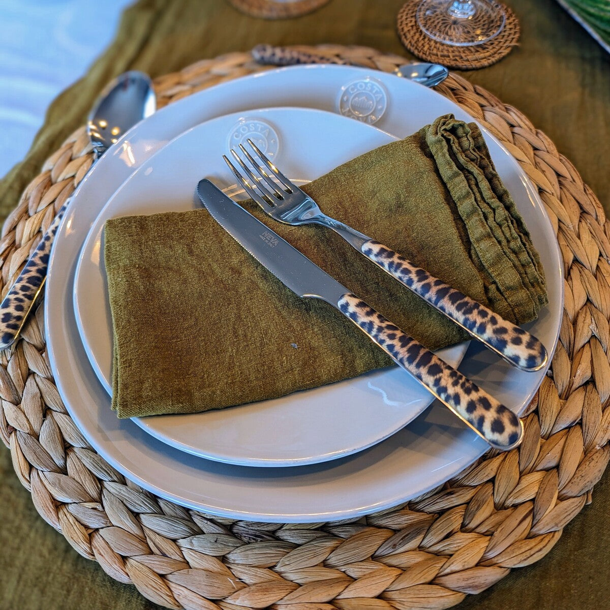 set de 24 pièces pour cette ménagère de couverts de table avec imprimé léopard