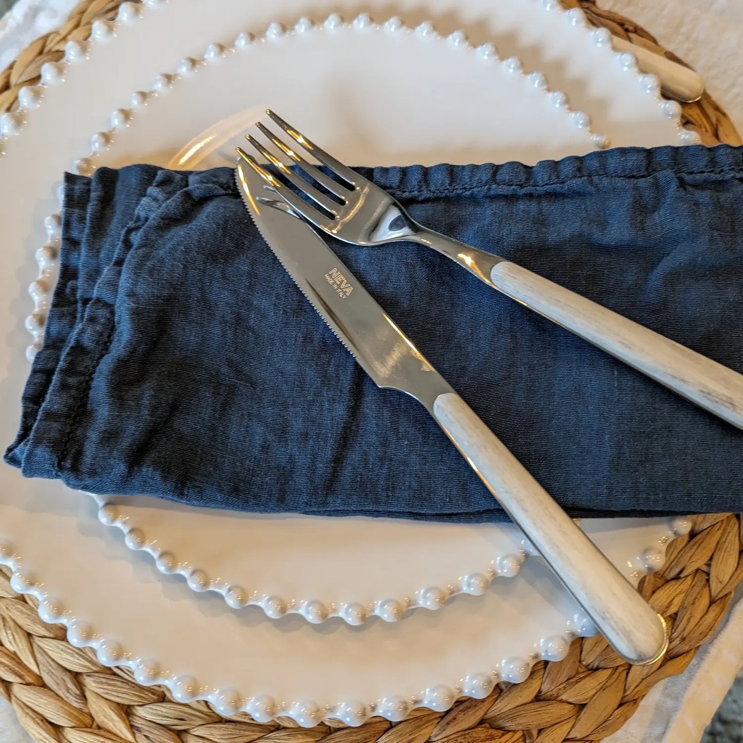 set de 24 couverts de table, lame en inox et manche avec imprimé bois blanchi - maison gabin décoration