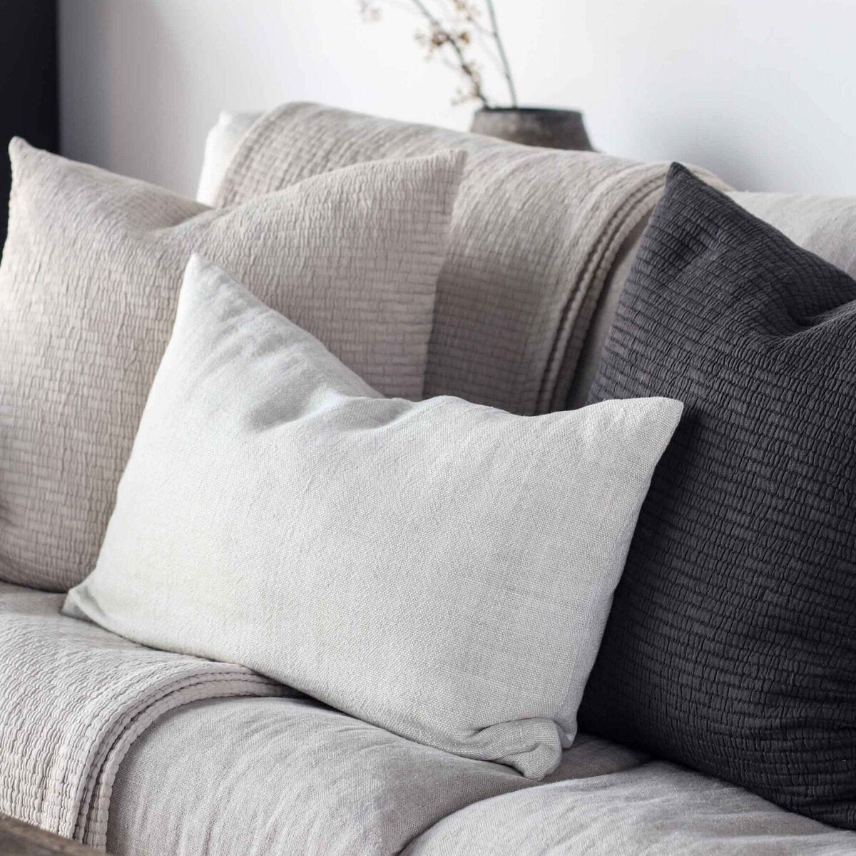 housse de coussin noir en coton carrée 50x50cm pour votre canapé - maison gabin décoration