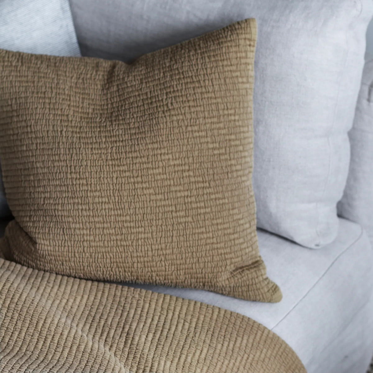 housse de coussin marron caramel 50x50cm en coton pour votre lit ou canapé - maison gabin décoration