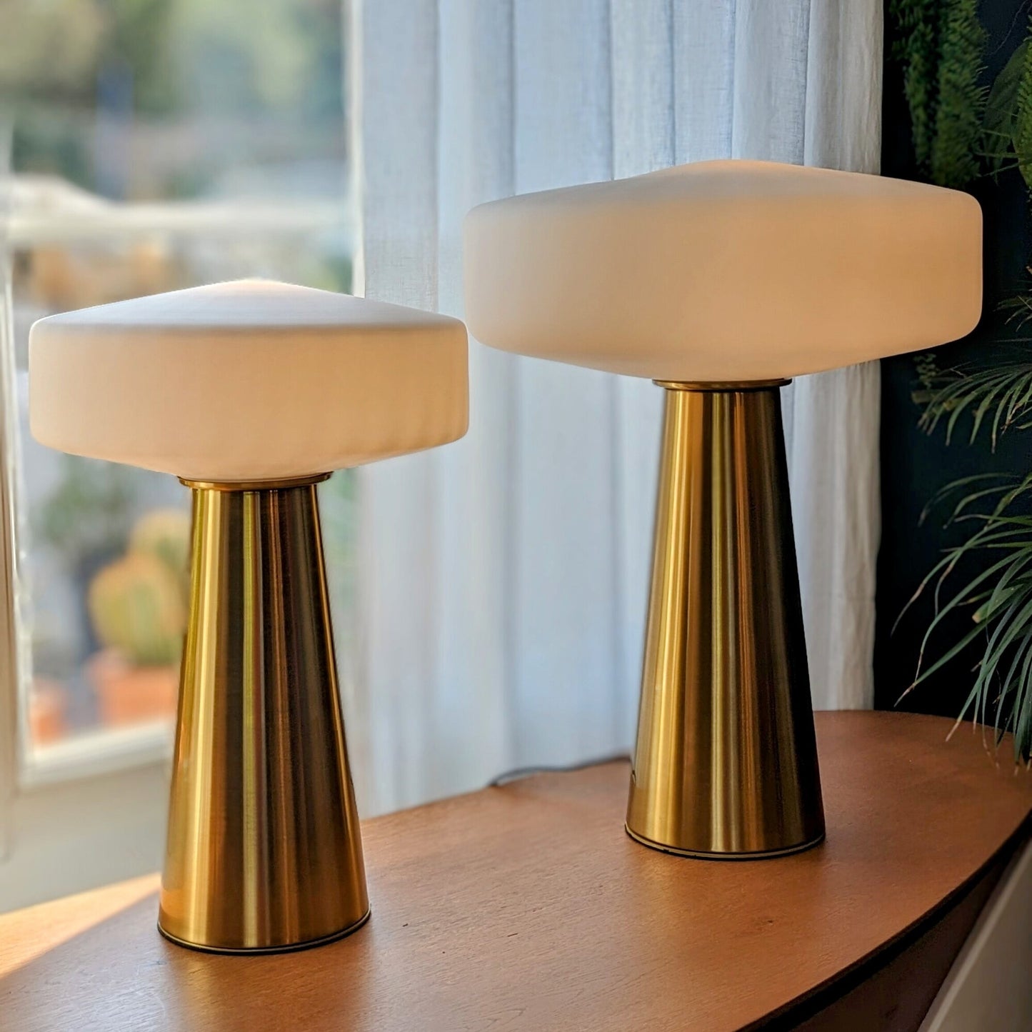 lampes Pleat 2 tailles D30 et D40cm avec un pied doré et abat-jour blanc opaque