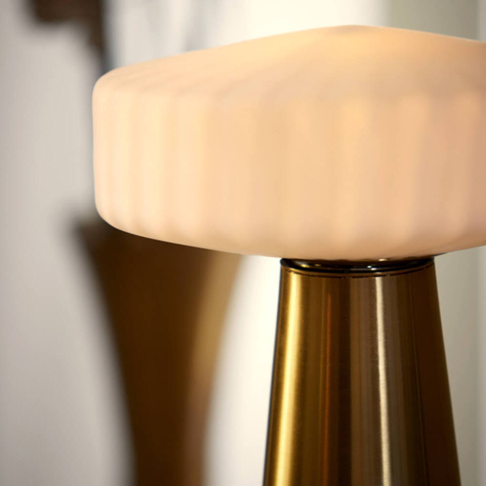 lampe de table D30cm avec un empiètement en laiton brossé et un abat-jour blanc opaque