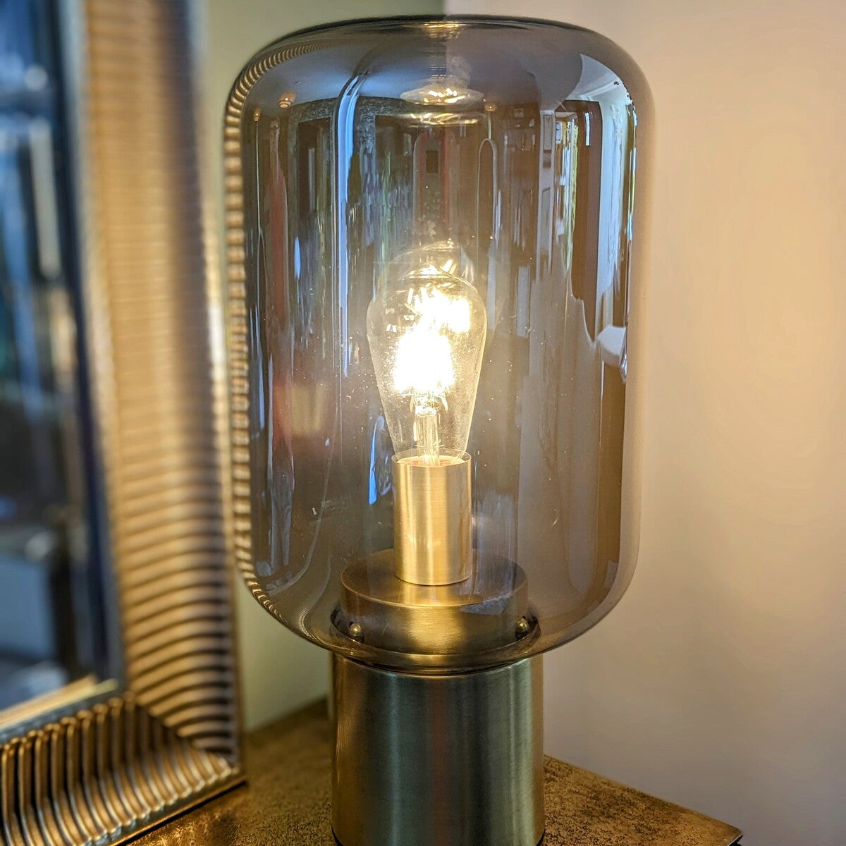 pour cette lampe à poser choisissez une ampoule E27 ambrée pour une lumière chaleureuse