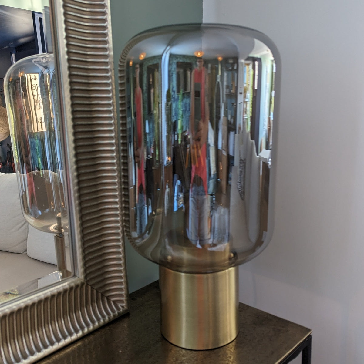 lampe à poser, abat-jour verre gris fumé pied avec finition laiton