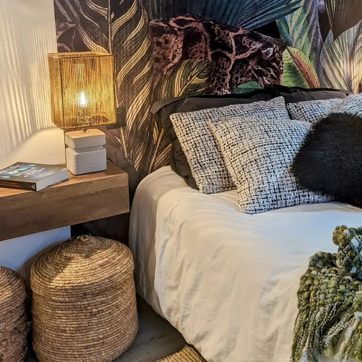 lampe à poser en céramique blanc et son abat-jour en jute naturel - maison gabin décoration