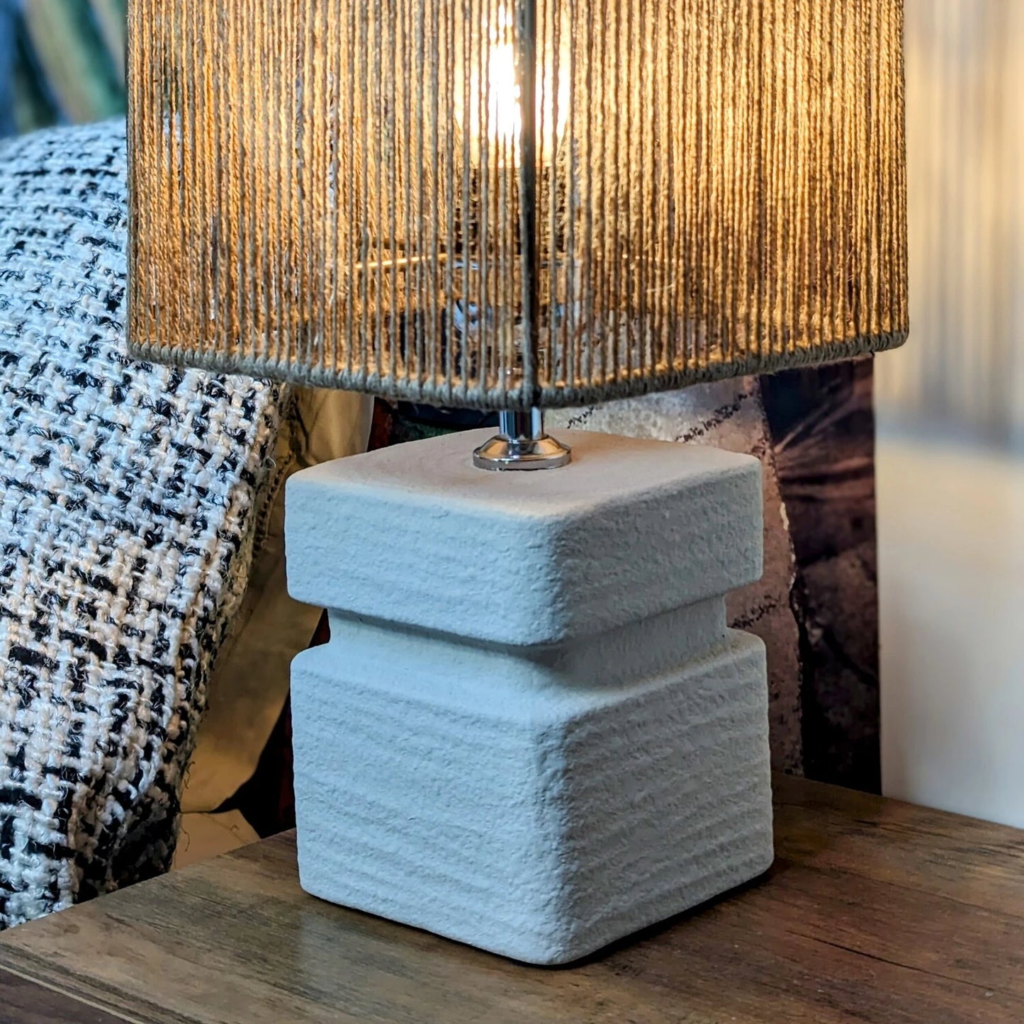 lampe à poser abat jour en cordes et pied en céramique blanc - maison gabin décoration