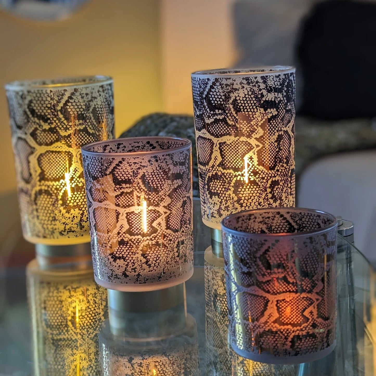 lampes de table et photophores avec imprimé python - maison gabin décoration