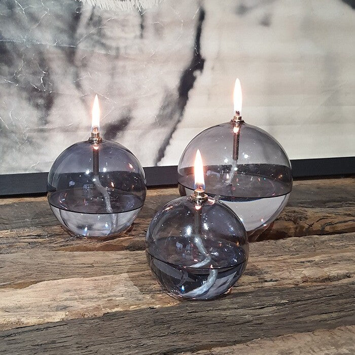 lampes à huile en verre gris smoke 3 formats allumées : la mèche en coton est plongée dans l'huile de paraffine