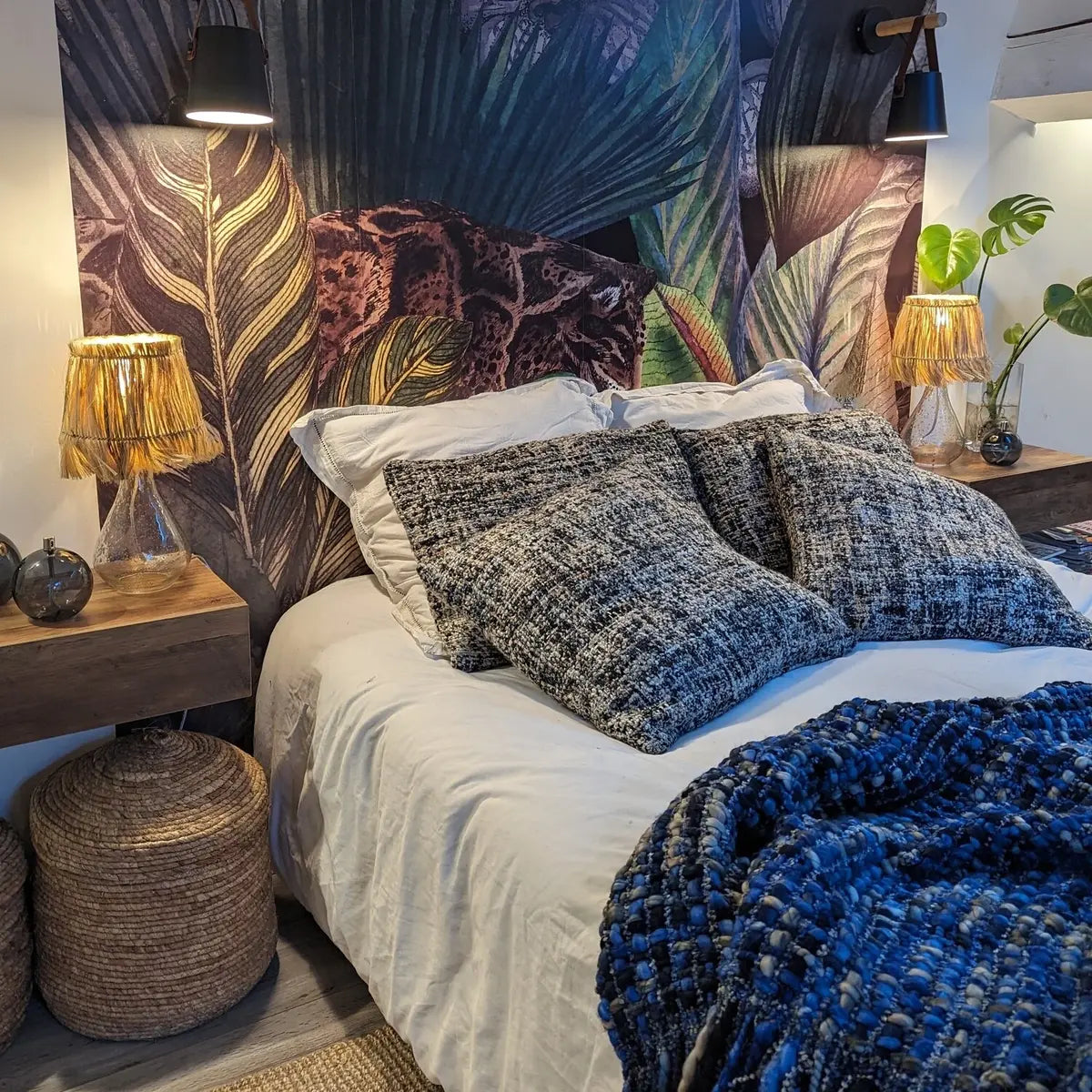 lampe à poser avec un pied en verre transparent et abat-jour en herbes naturelles - maison gabin décoration