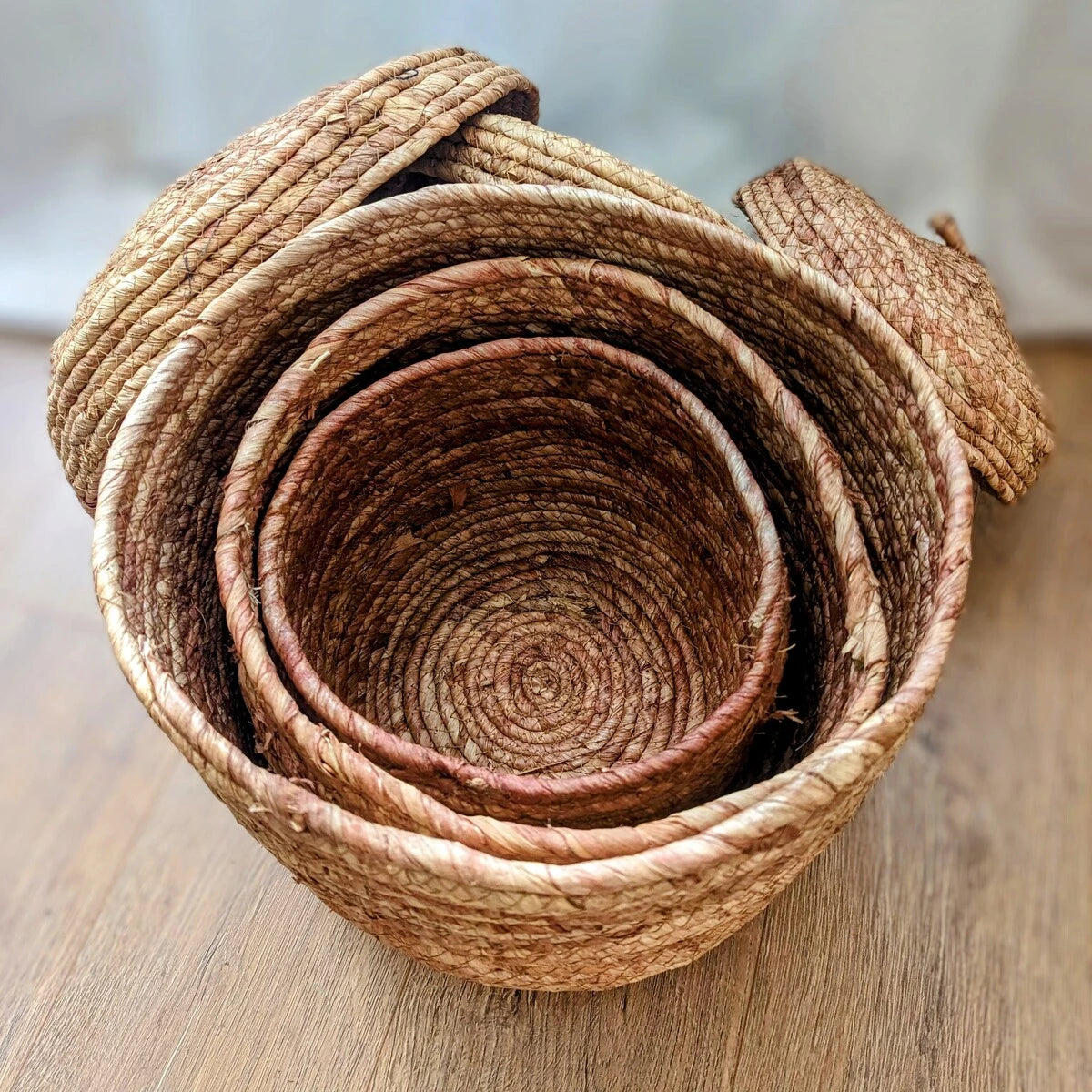 3 paniers en fibres naturelles et leur couvercle-maison gabin decoration