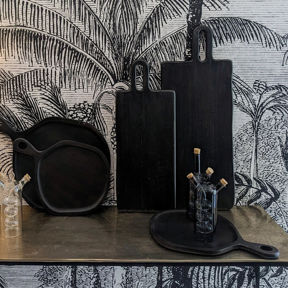 planches à découper en bois de manguier teinté noir - maison gabin décoration