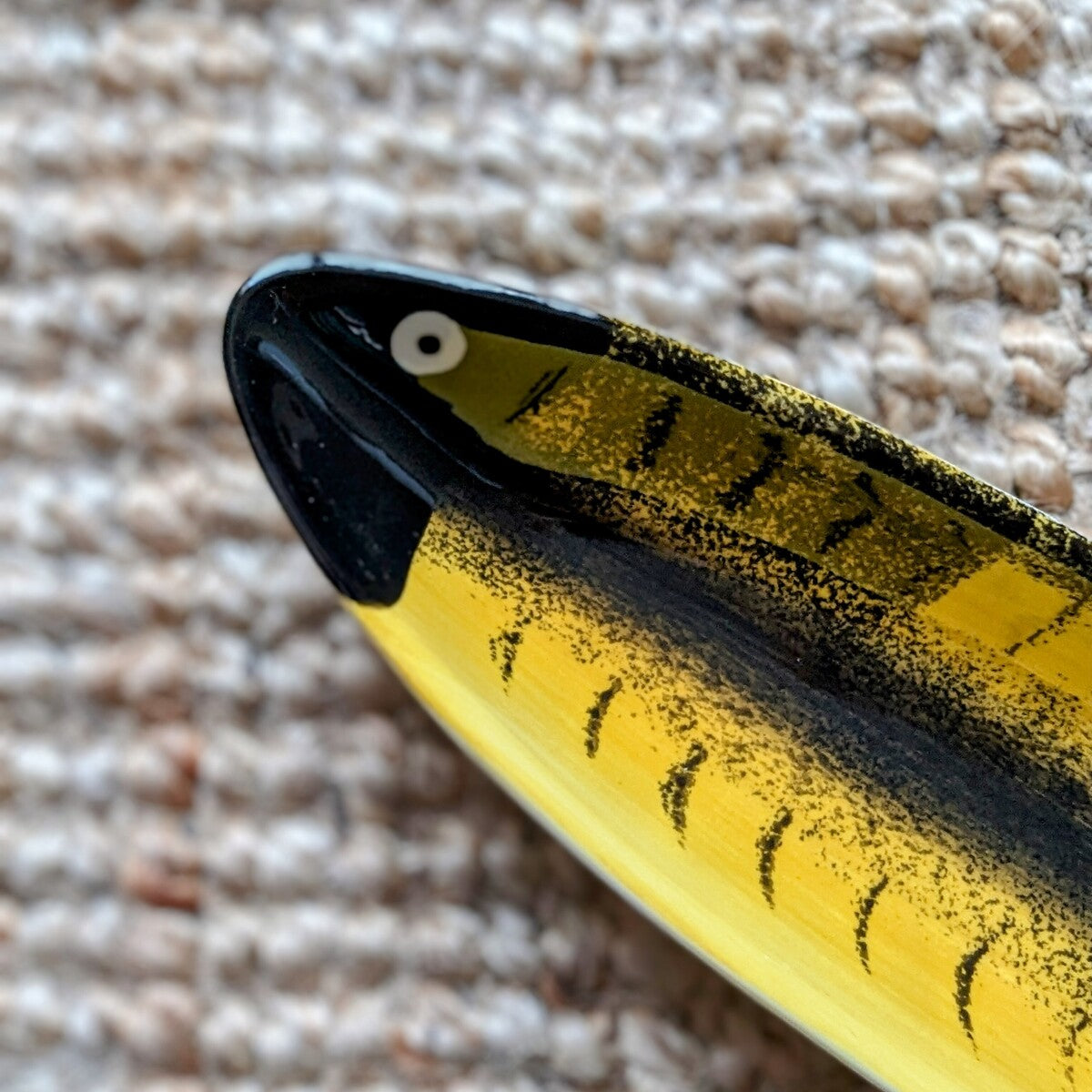 plat poisson petit modèle en céramique noir et jaune - maison gabin décoration