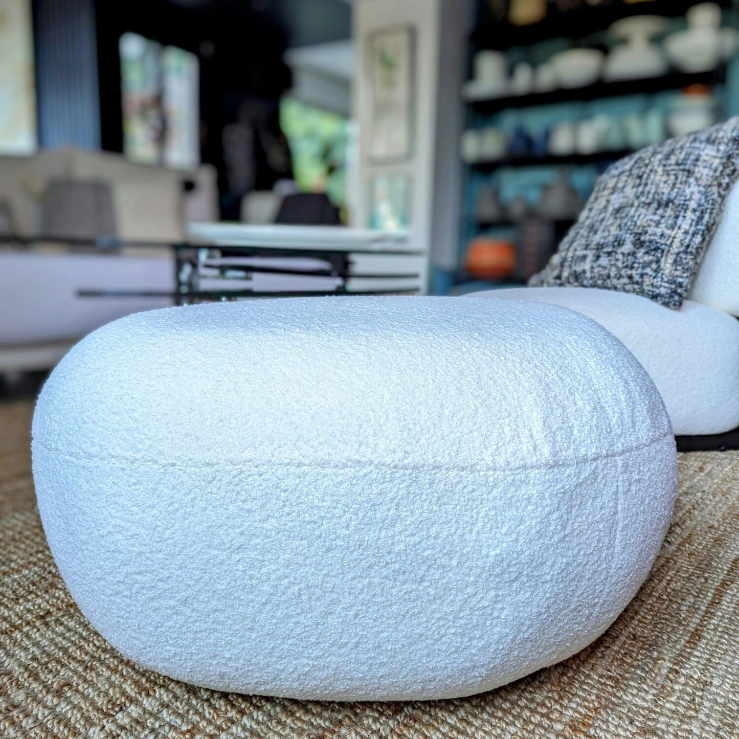 pouf blanc bouclette en forme de galet - maison gabin décoration