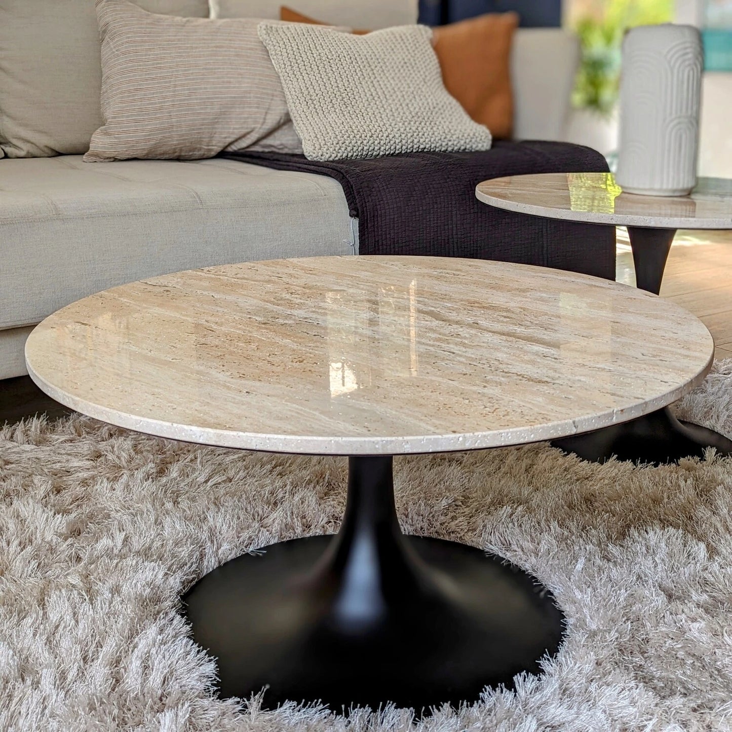 table basse avec plateau en travertin D75cm - maison gabin décoration