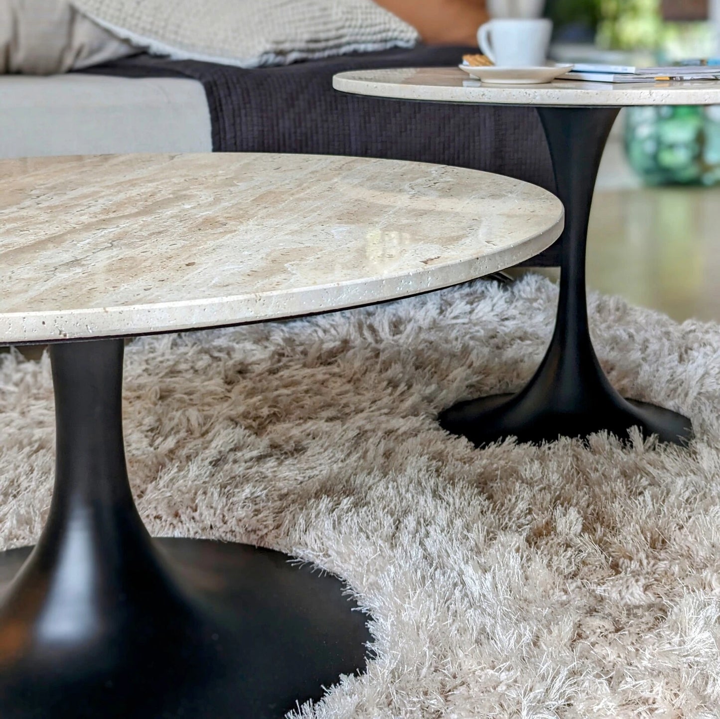table basse plateau en travertin et pied en métal noir D75cm - maison gabin décoration