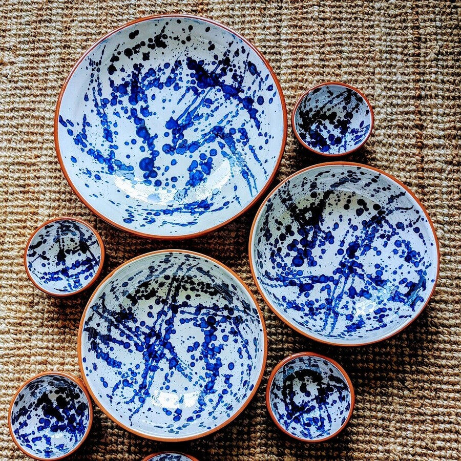 ensemble vaisselles splash en céramique avec un effet tâches de peinture blanc et bleu - maison gabin décoration
