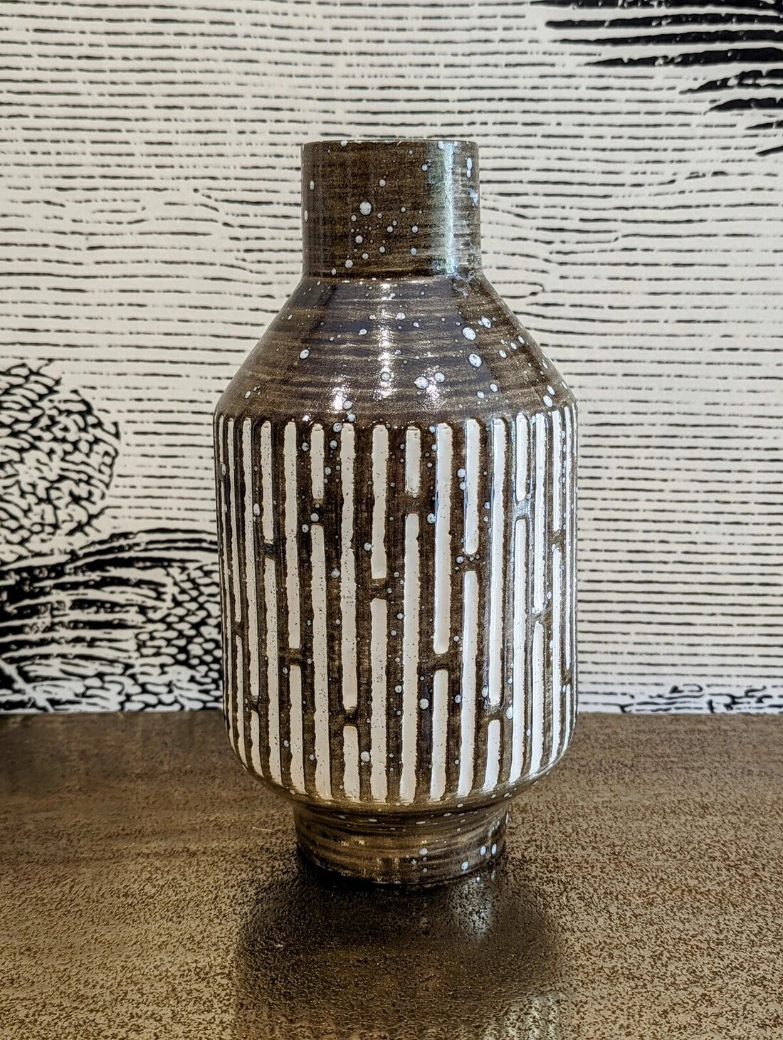 vase en céramique H25cm marron et blanc motifs ethniques - maison gabin décoration