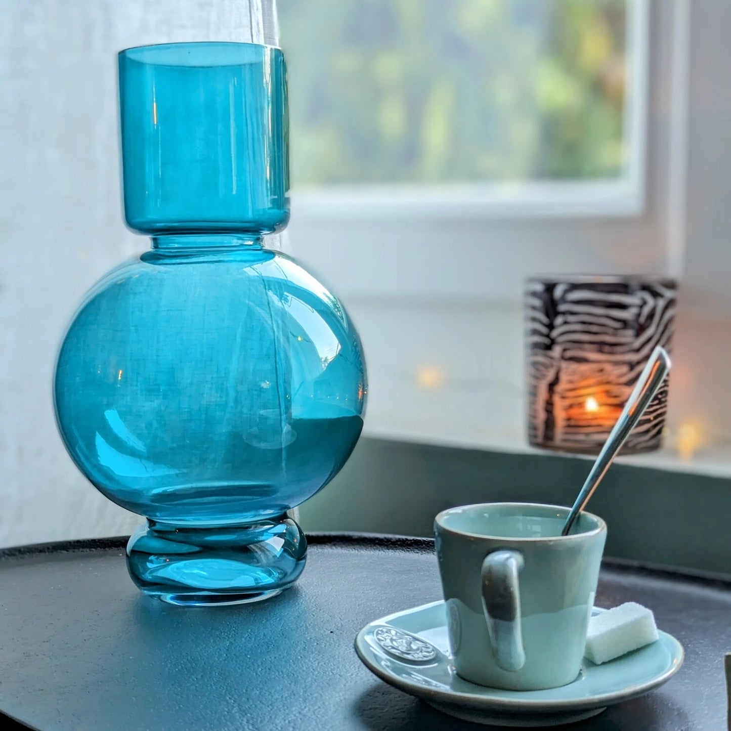 vase en verre rond transparent bleu - maison gabin décoration