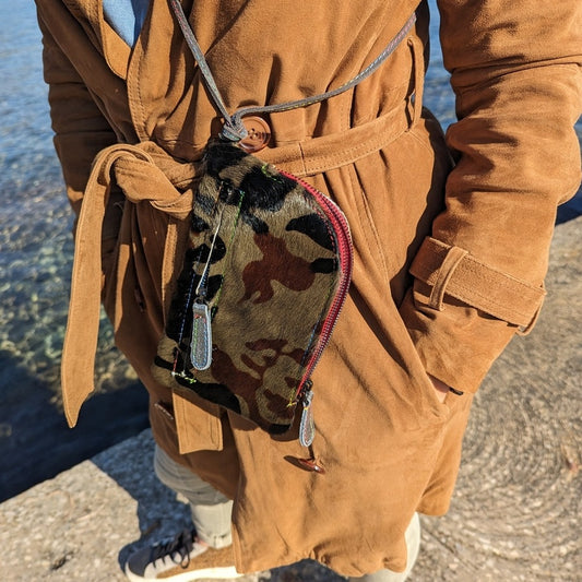 recto pochette téléphone en patchwork de cuir camouflage et imprimé serpent marron à porter en bandoulière