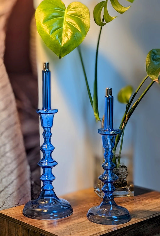 une lampe à huile en verre bleu transparent en 2 tailles S et L avec sa mèche en coton, fait artisanalement. Maison Gabin décoration